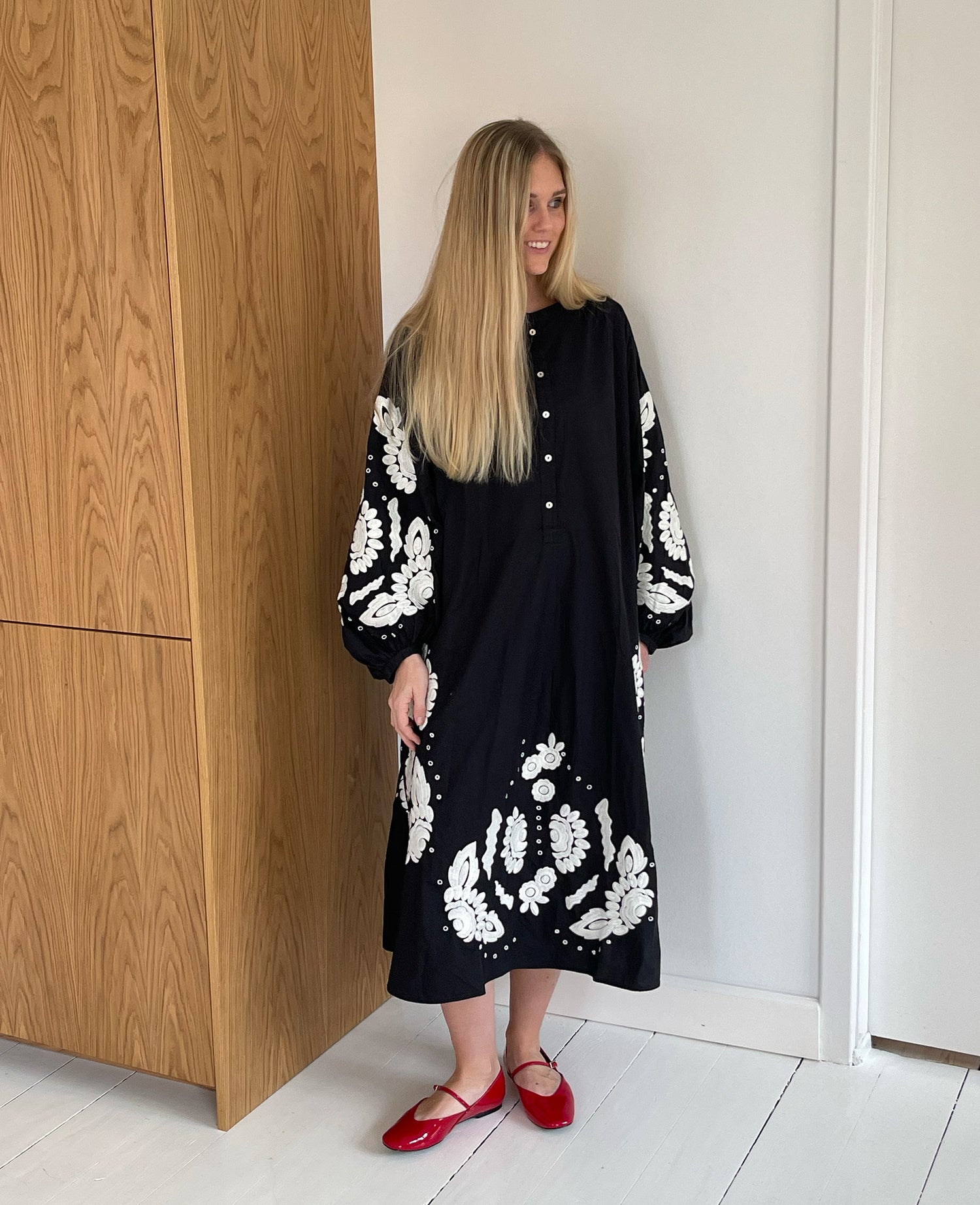 Rikke Dress - Black W. White Swan